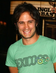 Según fuentes Gael García Bernal decidió retirarse del proyecto ya que se involucró en otras producciones.